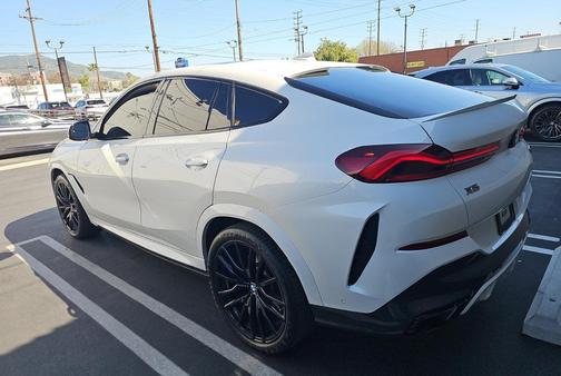Mineral White Metallic 2023 BMW X6 M50i