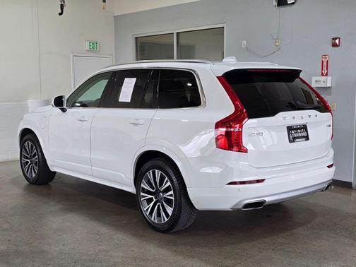Ice White 2020 Volvo XC90 Hybrid T8 Momentum 7 Passenger
