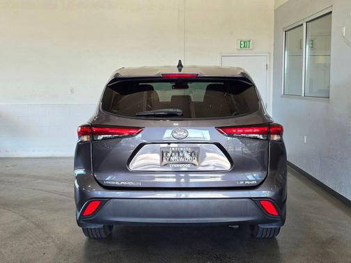 Magnetic Gray Metallic 2022 Toyota Highlander LE