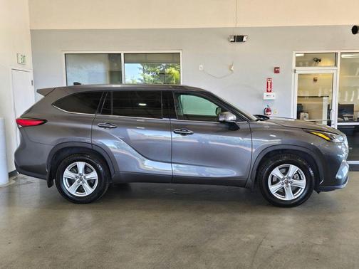 Magnetic Gray Metallic 2022 Toyota Highlander LE