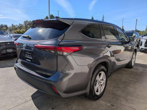 Magnetic Gray Metallic 2022 Toyota Highlander LE