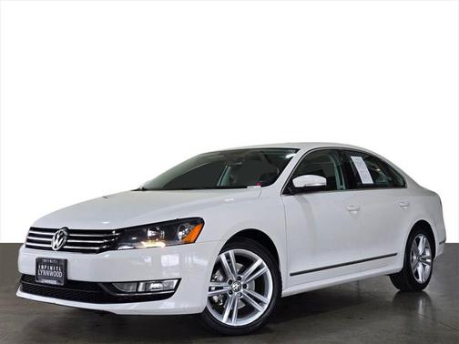 2015 Volkswagen Passat 1.8T Auto SE w/Sunroof & Nav