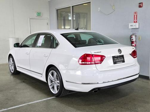 2015 Volkswagen Passat 1.8T Auto SE w/Sunroof & Nav