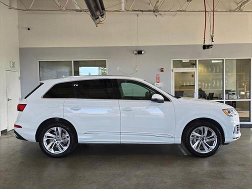 2023 Audi Q7 55 Premium Plus
