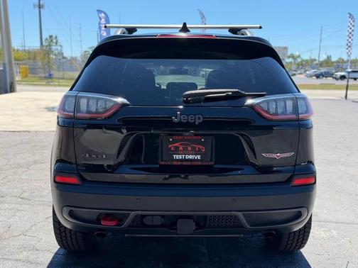 Diamond Black Crystal Pearlcoat 2019 Jeep Cherokee Trailhawk