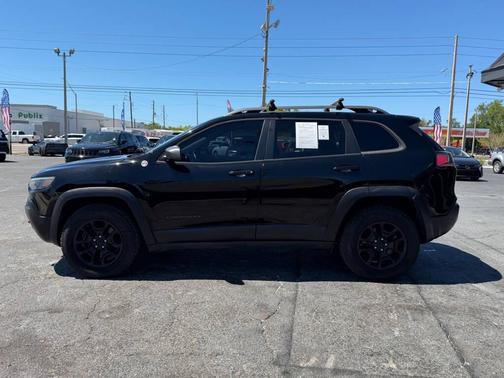 Diamond Black Crystal Pearlcoat 2019 Jeep Cherokee Trailhawk