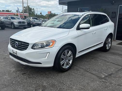 Crystal White Pearl Metallic 2017 Volvo XC60 T5 Inscription