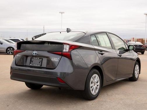 Photo 5 of 15 of 2021 Toyota Prius LE