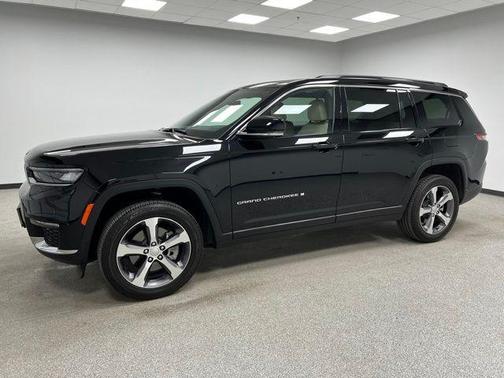 Diamond Black Crystal Pearlcoat 2025 Jeep Grand Cherokee L Limited