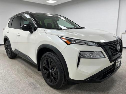 Pearl White Tricoat/Super Black 2023 Nissan Rogue SV