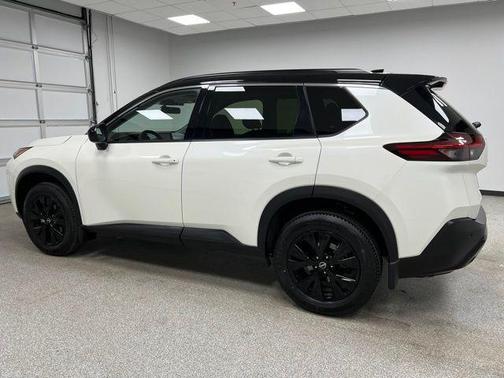 Pearl White Tricoat/Super Black 2023 Nissan Rogue SV