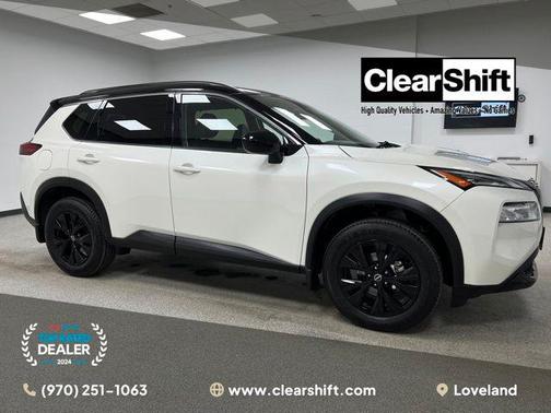 Pearl White Tricoat/Super Black 2023 Nissan Rogue SV