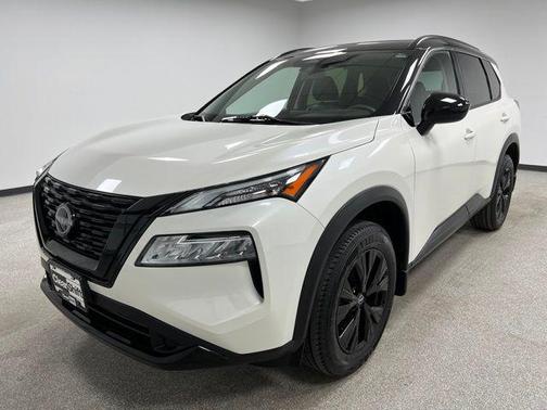 Pearl White Tricoat/Super Black 2023 Nissan Rogue SV
