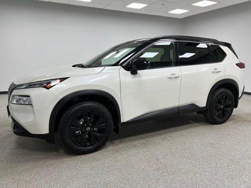 Pearl White Tricoat/Super Black 2023 Nissan Rogue SV