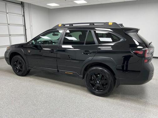 Crystal Black Silica 2022 Subaru Outback Wilderness