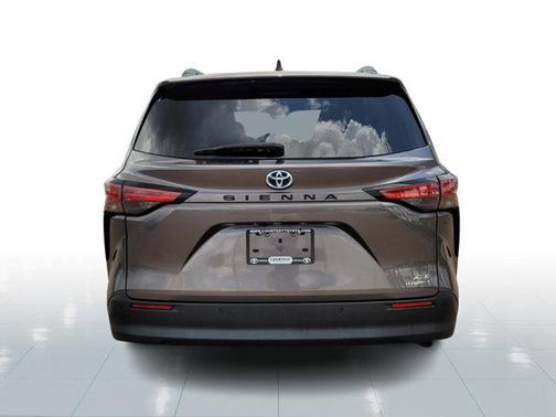 2022 Toyota Sienna XLE 8 Passenger