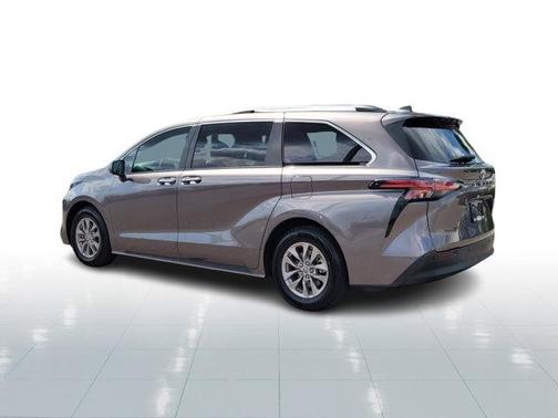 2022 Toyota Sienna XLE 8 Passenger
