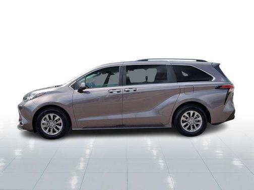 2022 Toyota Sienna XLE 8 Passenger