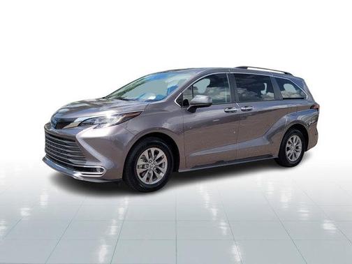 2022 Toyota Sienna XLE 8 Passenger