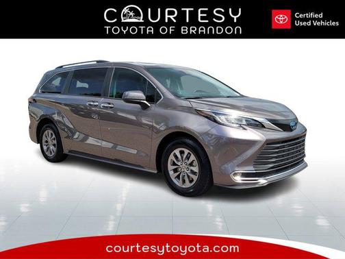 2022 Toyota Sienna XLE 8 Passenger