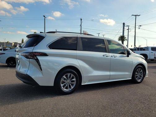 2023 Toyota Sienna XLE