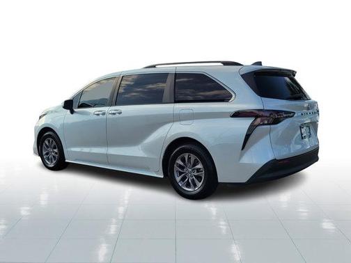 2023 Toyota Sienna XLE