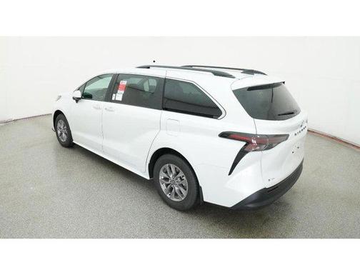 2025 Toyota Sienna XLE 8 Passenger