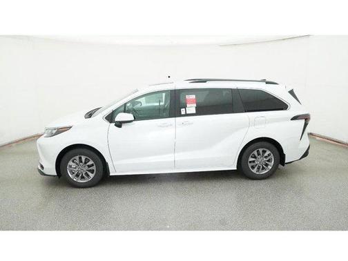 2025 Toyota Sienna XLE 8 Passenger