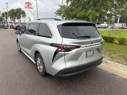 2023 Toyota Sienna LE