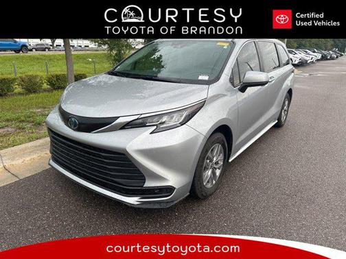 2023 Toyota Sienna LE