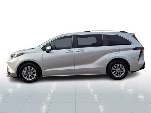 2023 Toyota Sienna LE