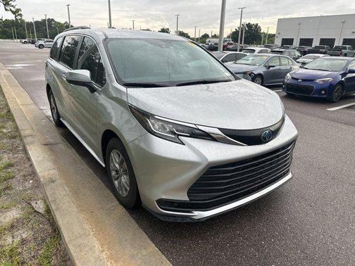 2023 Toyota Sienna LE