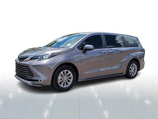 2024 Toyota Sienna XLE 8 Passenger