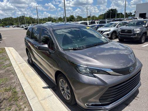 2024 Toyota Sienna XLE 8 Passenger