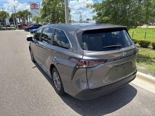 2024 Toyota Sienna XLE 8 Passenger