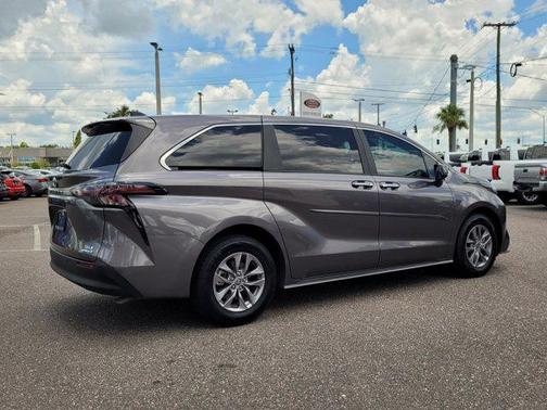 2024 Toyota Sienna XLE 8 Passenger