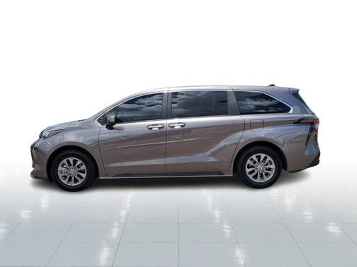 2024 Toyota Sienna XLE 8 Passenger