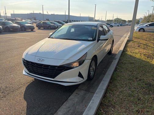 2022 Hyundai ELANTRA SE