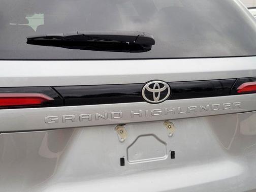 2025 Toyota Highlander LE