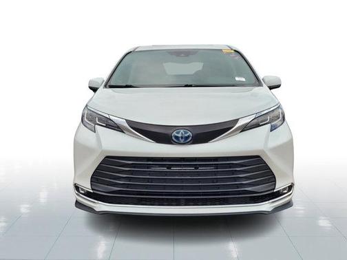 2022 Toyota Sienna XLE 8 Passenger