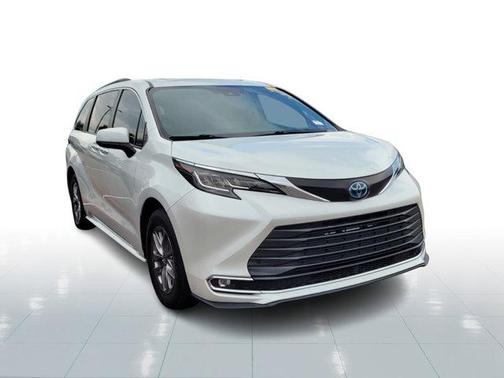 2022 Toyota Sienna XLE 8 Passenger