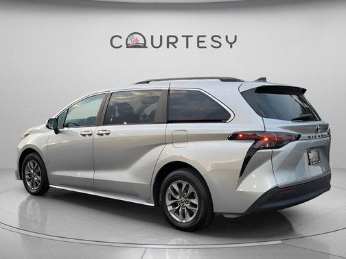 2023 Toyota Sienna LE