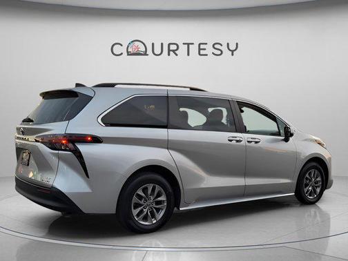 2023 Toyota Sienna LE