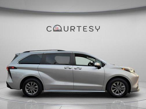 2023 Toyota Sienna LE