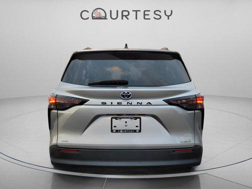 2023 Toyota Sienna LE