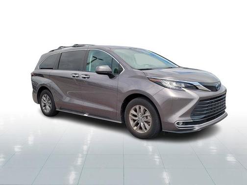 2022 Toyota Sienna XLE 7 Passenger