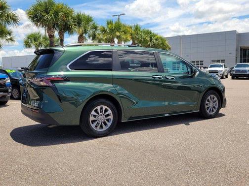 2023 Toyota Sienna XLE 8 Passenger