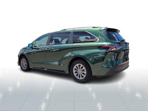 2023 Toyota Sienna XLE 8 Passenger