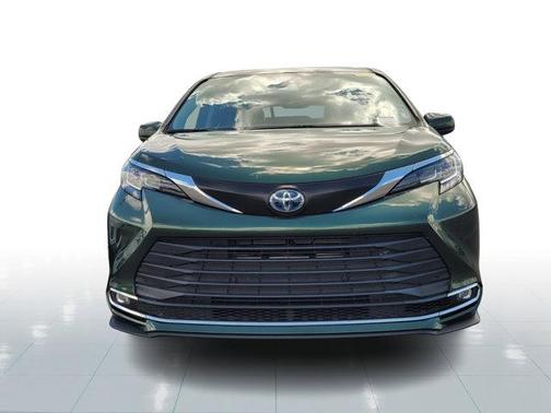2023 Toyota Sienna XLE 8 Passenger