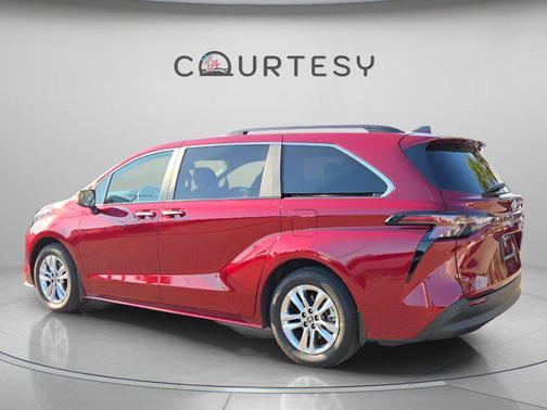 2024 Toyota Sienna XLE